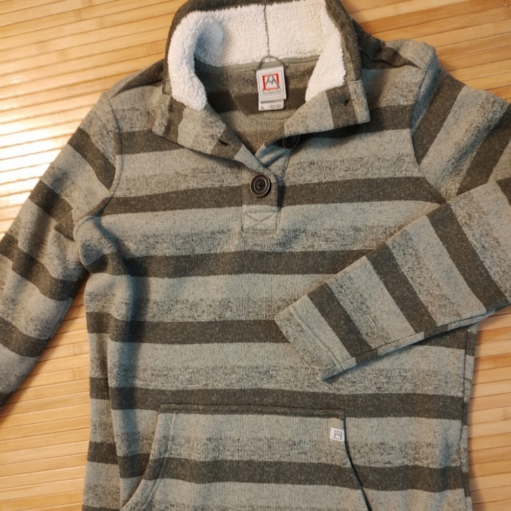 Avalanche Women's Outdoor Supply Pullover. XL